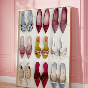 Op de afbeelding: Een rechthoekig displaybord met achttien schoenen in drie rijen. De collectie bevat diverse pumps met spitse neus, muiltjes en slingbacks in kleuren zoals lichtblauw, magenta, roze, limoengroen, wit en crème.