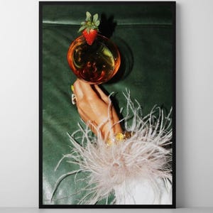 Luxe cocktailkunstprint, glamoureuze vrouw hand kunst aan de muur, aardbei drankje poster, high fashion night digitale download, instant download