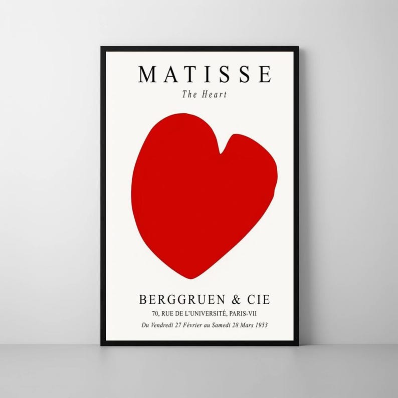 K&ouml;nnte beinhalten: Ein schwarz-wei&szlig;es Poster mit dem Text "MATISSE The Heart" und einer gro&szlig;en roten Herzform. Das Poster enth&auml;lt auch den Text "BERGGRUEN & CIE 70, RUE DE L'UNIVERSIT&Eacute;, PARIS-VII Du Vendredi 27 F&eacute;vrier au Samedi 28 Mars 1953."
