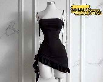Minivestido con cordones y bajo con volantes: vestido veraniego ajustado y sin espalda