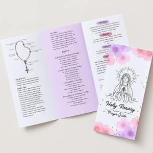 Könnte beinhalten: Ein gefalteter Gebetsführer mit dem Text "Holy Rosary Prayer Guide" und einer Illustration eines Heiligen. Der Führer ist geöffnet, um detaillierten Text und Diagramme eines Rosenkranzes zu zeigen. Rosa und lila Blumenakzente verzieren das Cover.