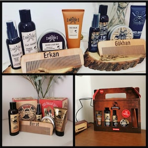 Op de afbeelding: Een verzameling verzorgingsproducten voor mannen, waaronder baardolie, gezichtsbalsem en haarwax, gepresenteerd met houten kammen. De producten zitten in donkere flessen en containers met labels. De kammen zijn gegraveerd met namen.