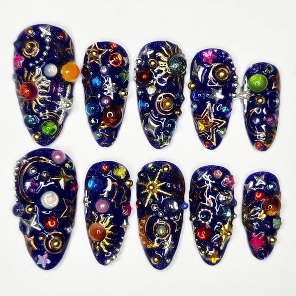 Handgemaakte Cosmic Galaxy pers op nagels | 3D-sterren, planeten, manen en glitter marineblauwe luchtkunst | Lange amandelnagels voor astrologische esthetiek