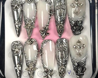 Unghie finte gotiche a forma di croce fatte a mano / Ciondoli 3D in argento, pentagramma e armatura in metallo scolpito / Unghie a stiletto per un'atmosfera dark e regale