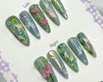 Uñas postizas de estanque koi hechas a mano / Diseño de flores de loto y peces dorados en 3D / Uñas de mármol verde agua con detalles iridiscentes, arte de uñas natural