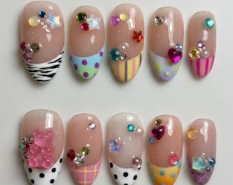 Ręcznie robione żelki w kształcie misiów, sztuczne paznokcie z niedopasowanymi końcówkami w stylu Y2K, manicure kawaii z kryształkami i migdałami