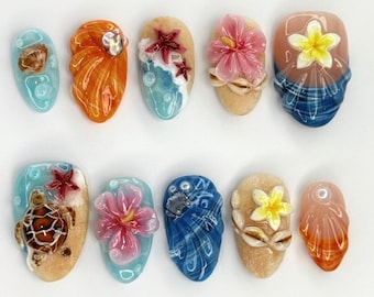 Puede incluir: Diez uñas artificiales con temática de playa. Los diseños incluyen conchas marinas, estrellas de mar, tortugas y flores en tonos azules, naranjas, rosas y amarillos. Algunas uñas presentan elementos 3D.