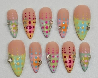 Unghie finte estetiche funky Y2K fatte a mano - Unghie finte sfumate a pois colorati - French astratto con cristalli scintillanti