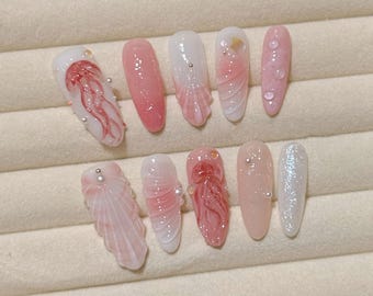 Uñas postizas de medusas rosas hechas a mano / Arte 3D con conchas y ondas de agua / Uñas ovaladas nude brillantes para un look playero de verano