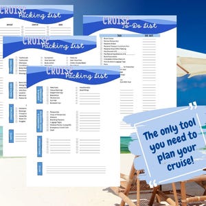 Könnte beinhalten: Vier druckbare Checklisten zur Planung eines Kreuzfahrturlaubs. Die Checklisten beinhalten Packlisten und eine To-Do-Liste. Der Text auf den Checklisten lautet "Cruise Packing List" und "Cruise To-Do List". Das Bild ist vor dem Hintergrund eines Strandes mit blauem Wasser und einem weißen Sonnenschirm platziert.