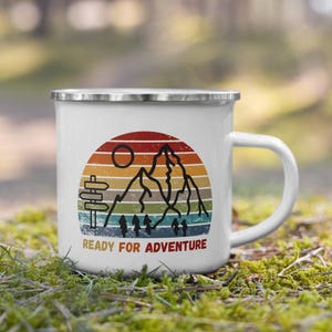 Taza de camping esmaltada &quot;Listo para la aventura&quot; - Taza retro para senderismo de montaña - Regalo para excursionistas, mochileros y amantes de la naturaleza