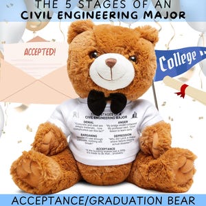 Op de afbeelding: Een bruine teddybeer met een zwarte vlinderdas en een wit t-shirt met de tekst "The 5 Stages of a Civil Engineering Major". De beer is omringd door ballonnen en een afstudeerrol. Onderaan staat "ACCEPTANCE/GRADUATION BEAR."