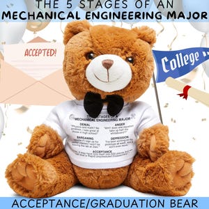 Op de afbeelding: Een bruine teddybeer die een wit T-shirt draagt met de tekst "The 5 Stages of a Mechanical Engineering Major" en een zwarte strik. De tekst op het T-shirt beschrijft de stadia van ontkenning, woede, onderhandelen, depressie en acceptatie. De beer houdt een blauw en wit bord vast met de tekst "College" en een diploma met een rood lint. De beer is omringd door confetti en ballonnen.