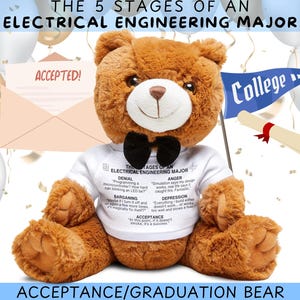 Op de afbeelding: Een bruine teddybeer die een wit T-shirt draagt met de tekst "The 5 Stages of an Electrical Engineering Major" en een zwarte strik. De tekst op het T-shirt beschrijft de stadia van ontkenning, woede, onderhandelen, depressie en acceptatie. De beer zit op een wit oppervlak met een blauw-wit "College"-banner en een rood-witte diploma.