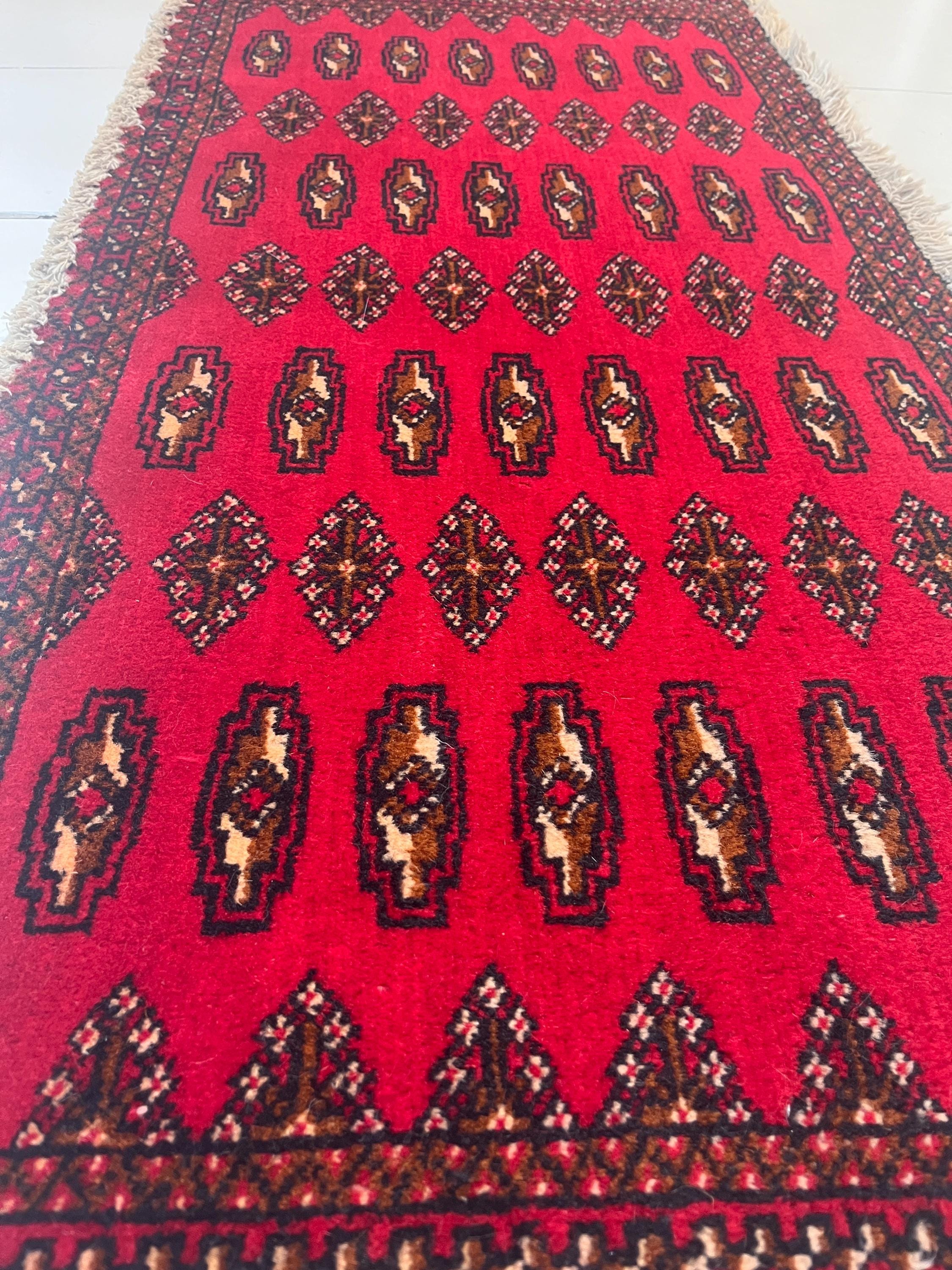 幾何学模様の手織りウールラグ 手織りウールラグ | 赤い幾何学模様の部族デザイン | 2x4 小型