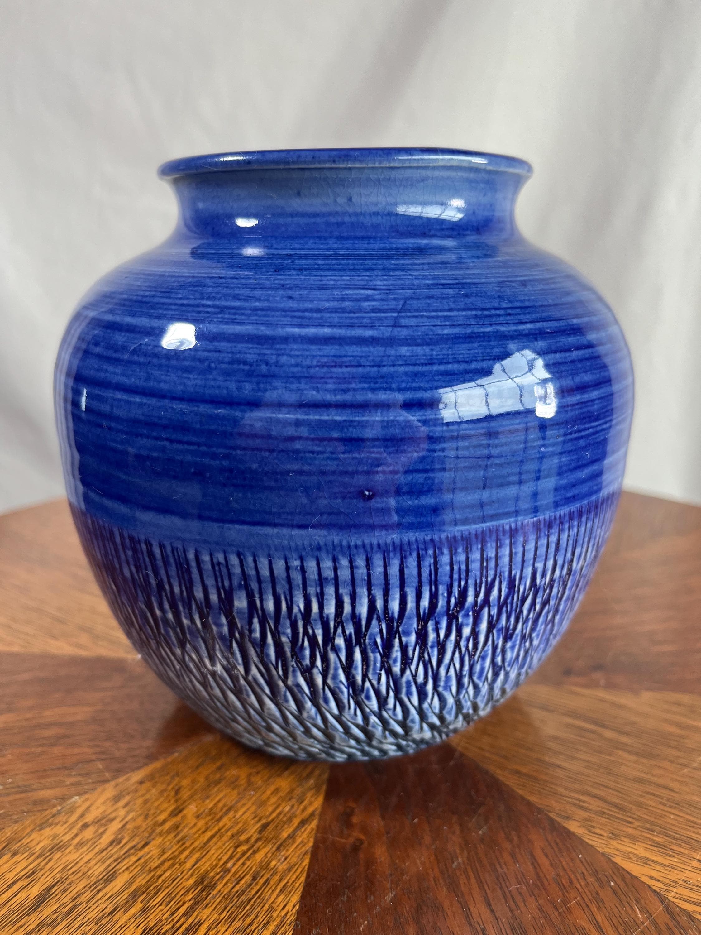 ヴィンテージブルーアート陶器花瓶：ミッドセンチュリーモダンの質感の