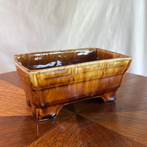 Vaso rettangolare vintage McCoy USA 1096 marrone con base a goccia, vaso in ceramica con piedistallo degli anni '60, decorazione per la casa di metà secolo.