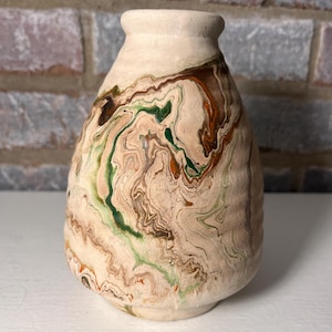 Mid-Century Nemadji Keramik Vase | Verwickelter Grün- und Orangefarbener Wirbel