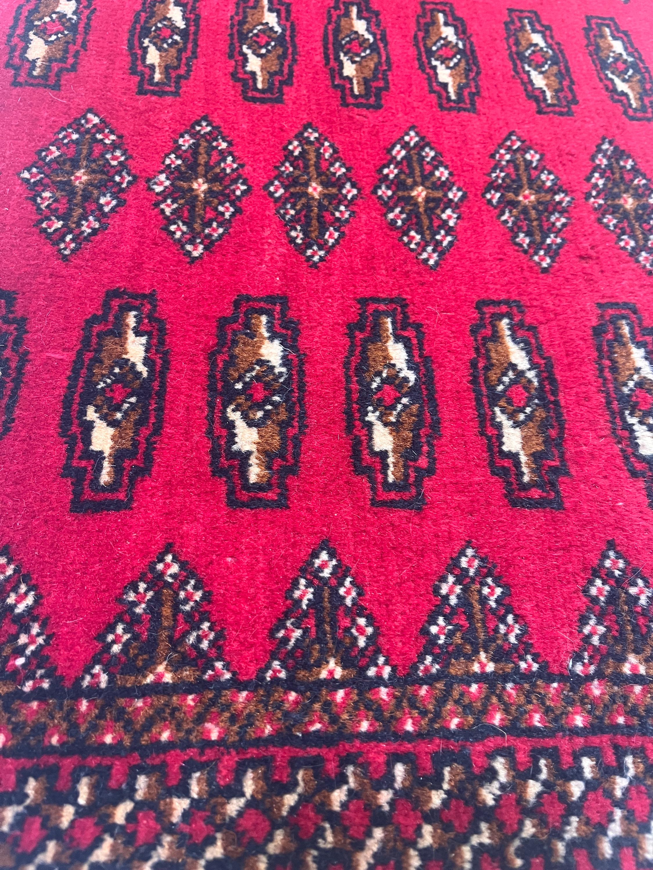 幾何学模様の手織りウールラグ 手織りウールラグ | 赤い幾何学模様の部族デザイン | 2x4 小型