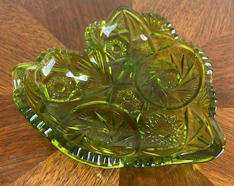 Dulcera de cristal verde vintage con forma de corazón: cuenco para baratijas de mediados de siglo.