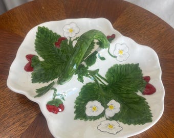 Charming Vintage Strawberry Ceramic Handled Dish – Cottagecore Berry Serveware, Hand Painted Pottery.