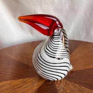 Vintage Murano Style Blown Glass Bird Figurine – Black & White Swirl with Red Beak – Mid Century Modern Art Glass Decor, puffin, toucan