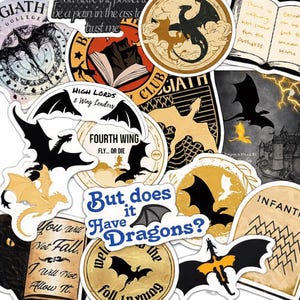 Könnte beinhalten: Eine Sammlung von Fantasy-Stickern mit Drachen, Text und kreisförmigen Designs. Die Aufkleber enthalten Sätze wie "Fourth Wing" und "But does it Have Dragons?" in verschiedenen Schriftarten und Farben, darunter Schwarz, Gold und Weiß.