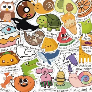 Op de afbeelding: Een verzameling kleurrijke stickers met verschillende cartoon dieren en voedsel. Bevat een uil, donut, slak, avocado, schildpad, otter, kaas, walvis, watermeloen, ijs, schaap, giraffe, bij en slak. Tekst bevat zinnen als "Whale done!" en "Purrr-fect job!"