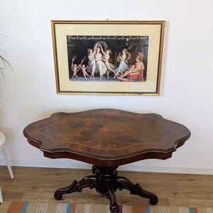 Antique Italian Burl Wood Coffee Table – Carved Tripod Base & Inlaid Top – Vintage Side Table – Curved Rococo Shape – 101x62x56 cm