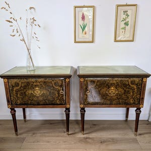 Pair of Mid-Century Italian Nightstands – Vintage Bedside Tables with Marquetry, Brass Details & Glass Tops (1960s), Ornate Veneer