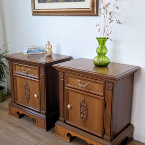 Pair of Vintage Italian Nightstands in Solid Wood – Ornate Bedside Tables with Drawer & Cabinet | 1970s Neoclassical Style