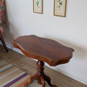 Vintage Italiaanse bijzettafel – gebogen blad in rococostijl – gesneden voetstuk – 74 x 46 x 60 cm – massief houten accenttafel – tafel met verwijderbaar blad