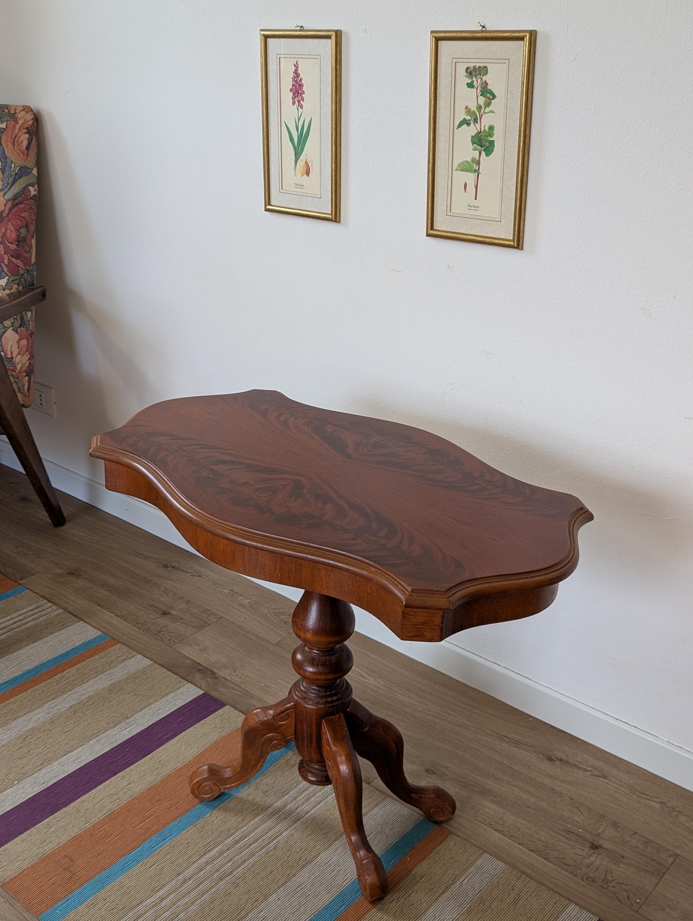 ヴィンテージイタリアンロココ調サイドテーブル：彫刻が施された木製