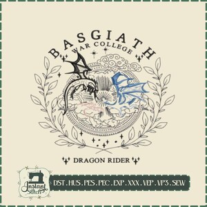 Pode incluir: Design bordado com dois dragões, um preto e outro azul, dentro de um emblema circular. O texto "BASGIATH WAR COLLEGE" está acima dos dragões, com "DRAGON RIDER" abaixo. O design é emoldurado por uma coroa de louros.