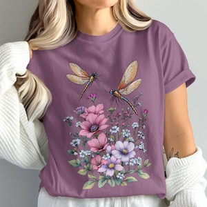 Libelle und Wildblumen T-Shirt, Natur inspiriertes Grafik-T-Shirt, Vintage Libellen-Kunst-Shirt, Botanischer Garten T-Shirt, Sommer-lässiges Top