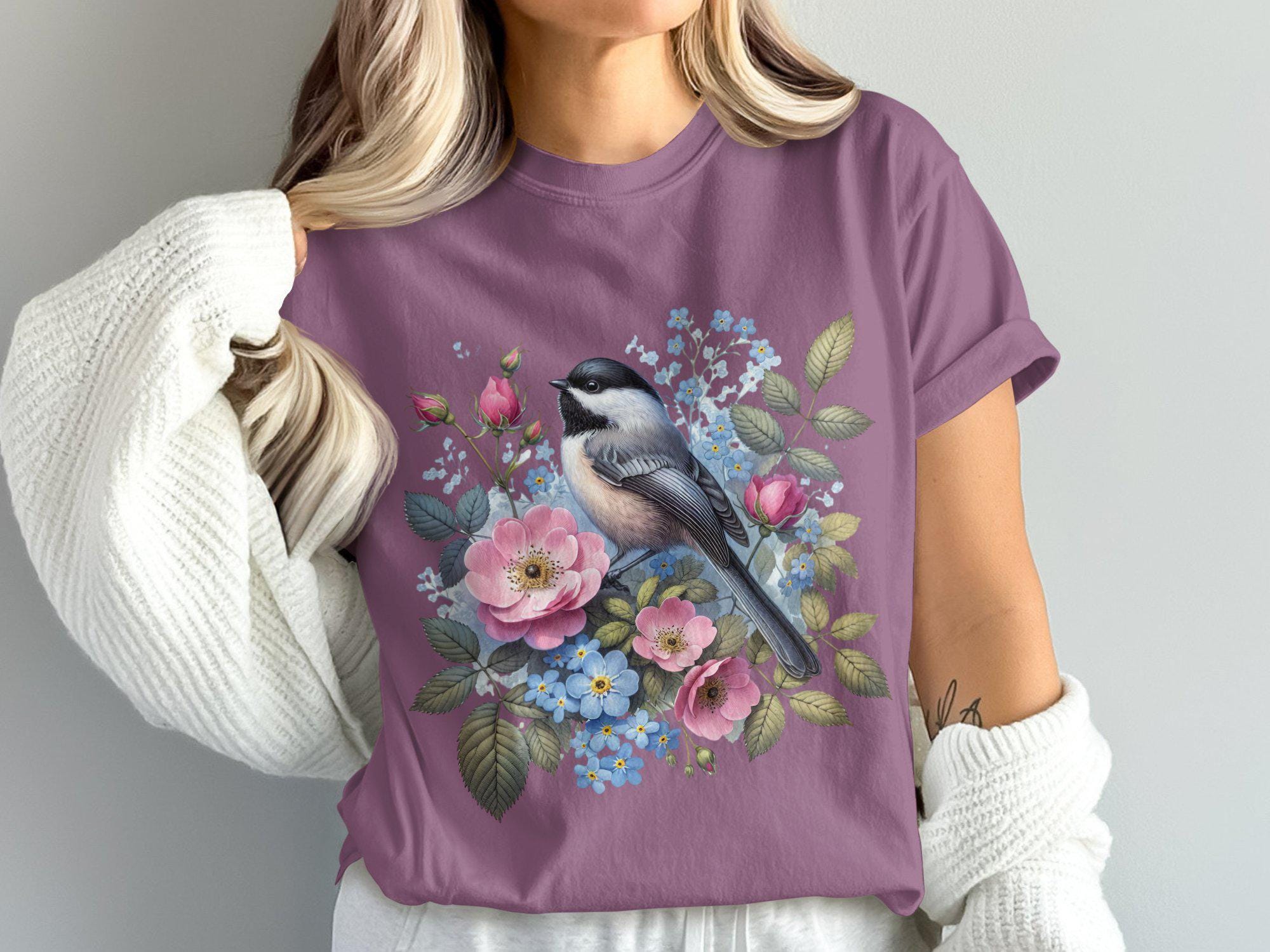 Mooie mees met bloemdessin, leuk op de natuur geïnspireerd T-shirt, mode-T-shirt lente en zomer, perfecte cadeaus voor vogelliefhebbers