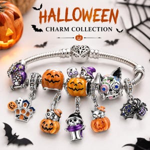 Op de afbeelding: Een zilveren bedelarmband met diverse Halloween-bedels, waaronder oranje pompoenen, een schedel, een kat met een heksenhoed, een spookhuis, een spinnenweb en een suikerschedel. De tekst HALLOWEEN CHARM COLLECTION is bovenaan zichtbaar.