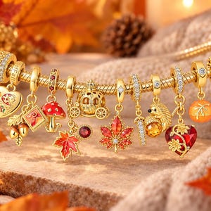 Può includere: Un bracciale a catena snake dorato con vari ciondoli a tema autunnale, tra cui un cuore con un riccio, un fungo rosso, una carrozza dorata, una foglia d'acero, un riccio con una ghianda, un cuore rosso e un orsetto con una sciarpa.