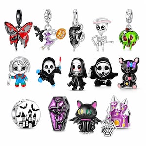 Könnte beinhalten: Eine Sammlung von vierzehn Halloween-Anhängern aus Metall mit verschiedenen Motiven, darunter ein roter Schmetterling, eine Hexe, ein Totenkopf, ein Skelett, ein grüner Apfel, eine Puppe, ein Geist, eine Nonne, ein Bär und ein Spukschloss.