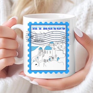 Tazza da caffè Mykonos Grecia – Tazza souvenir dell'isola greca – Design scenografico Blue Dome – Tazza ispirata a una cartolina mediterranea – Tazza in ceramica bianca da 11 oz