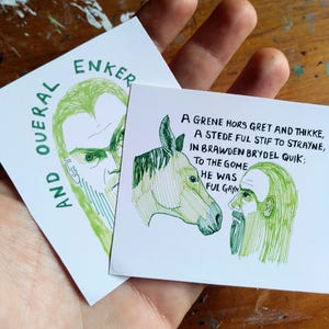 Può includere: Due biglietti bianchi con illustrazioni e testo in inchiostro verde. Un biglietto ha un ritratto e le parole "AND OUERAL" e "ENKER". L'altro biglietto ha un cavallo e un uomo con testo. Il testo recita "A GRENE HORS GRET AND THIKKE...HE WAS FUL GAYN."
