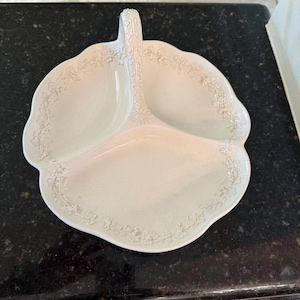 Antieke wedgwood gelaagde serveerschaal met Queensware-reliëf. Crème op crème