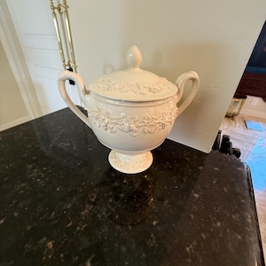 RARE. ANTIQUE WEDGWOOD. Sugar bowl with lid