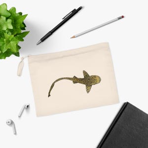Estuche de lápices con diseño de tiburón leopardo - Bolsa ecológica con cremallera y arte oceánico / Bolsa de algodón reciclado / Regalo de vida marina / Vuelta al cole