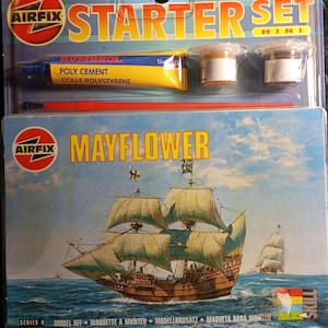 以下が含まれることがあります： Airfix Mini Starter Setのモデルキットで、メイフラワー号の船のモデルが特徴です。箱にはHumbol Poly Cement、塗料ポット、筆が含まれています。箱のイラストは、海を航海するメイフラワー号の詳細なイラストです。