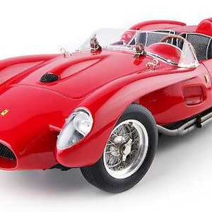Op de afbeelding: Een felrode vintage raceauto met een laag profiel en open cockpit. De auto heeft een zwarte grille, zilveren wielen en een klein Ferrari-embleem. Het ontwerp van de auto is aerodynamisch, met de nadruk op snelheid en prestaties.