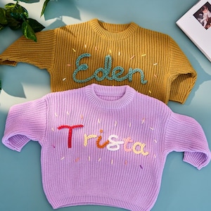 Personalisierter Baby Name Strickpullover, Gestickter Name Baby Pullover, Benutzerdefinierte Hand bestickter Pullover, Baby Pullover, Baby Geschenk, Strickpullover Kleinkind
