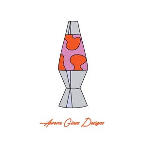 Könnte beinhalten: Eine pinkfarbene und orangefarbene Lavalampe mit einem silbernen Sockel. Die Lampe ist ein klassisches Design mit einer abgerundeten Oberseite und einem breiten Sockel. Der Text "Aurora Glass Designs" ist in Orange unter der Lampe geschrieben.