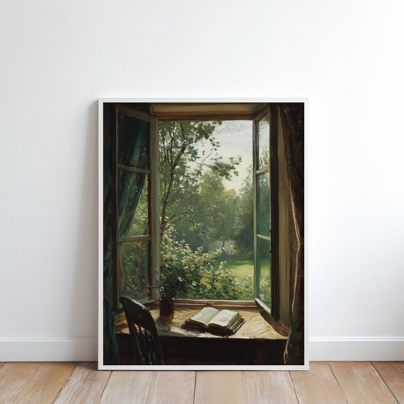 Pu&ograve; includere: Un dipinto che raffigura una finestra aperta con vista su un rigoglioso giardino verde. Un libro aperto si trova su un tavolo di legno in primo piano.