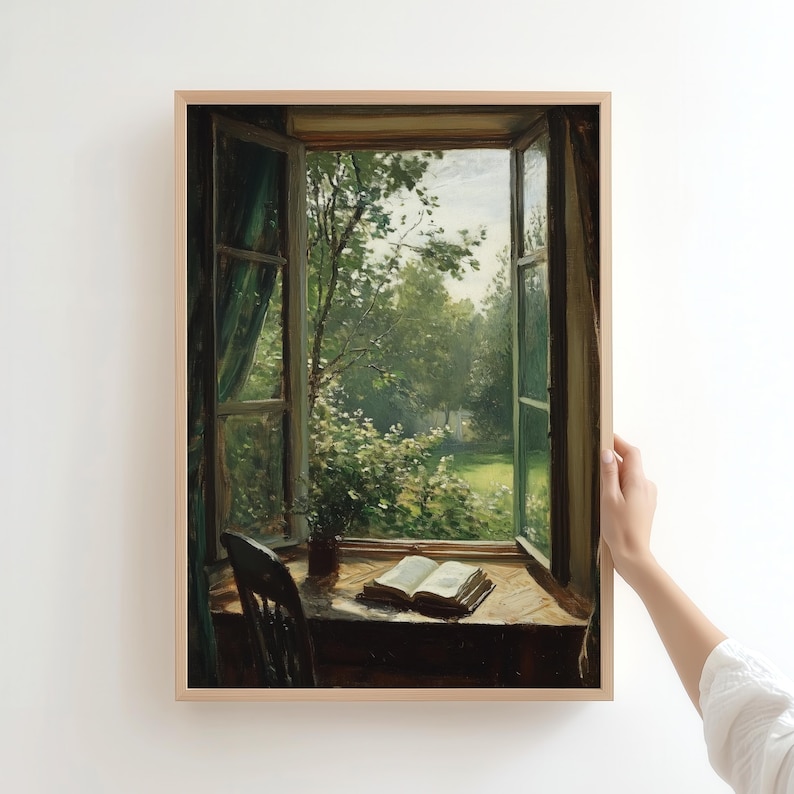 Pu&ograve; includere: Un dipinto di una finestra aperta con vista su un lussureggiante giardino verde. Un libro aperto &egrave; su un tavolo di legno accanto a una sedia.